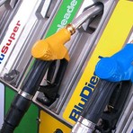 Caro carburanti, Eni mette un tetto ai prezzi: benzina a 1,99 euro e diesel a 2,19 euro Caro carburanti, Eni mette un tetto ai prezzi: benzina a 1,99 euro e diesel a 2,19 euro