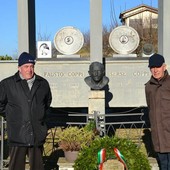 Delegazione braidese davanti al monumento in onore di Fausto Coppi