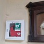 Garessio più sicura, un nuovo defibrillatore sotto i portici del Comune grazie alla Filodrammatica Excelsior