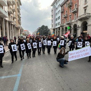 A Cuneo un flashmob delle &quot;Donne in cammino per la pace&quot;
