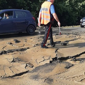 Il danno al manto stradale provocato dal temporale del 4 luglio sulla SP7 all'altezza dell'Ospedale