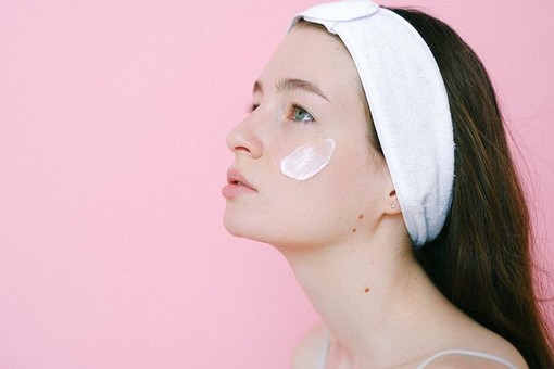 Crema con peptidi: come riconoscere una formula efficace per la pelle matura