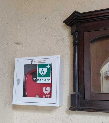 Garessio più sicura, un nuovo defibrillatore sotto i portici del Comune grazie alla Filodrammatica Excelsior Garessio più sicura, un nuovo defibrillatore sotto i portici del Comune grazie alla Filodrammatica Excelsior