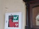 Garessio più sicura, un nuovo defibrillatore sotto i portici del Comune grazie alla Filodrammatica Excelsior