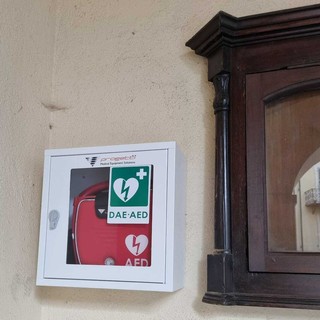 Garessio più sicura, un nuovo defibrillatore sotto i portici del Comune grazie alla Filodrammatica Excelsior Garessio più sicura, un nuovo defibrillatore sotto i portici del Comune grazie alla Filodrammatica Excelsior