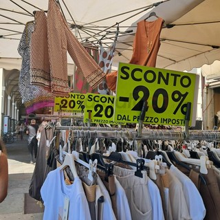 Saldi, Confcommercio: "Continuano a essere un'opportunità". E da domani scattano i dazi sui pacchi in arrivo dalla Cina