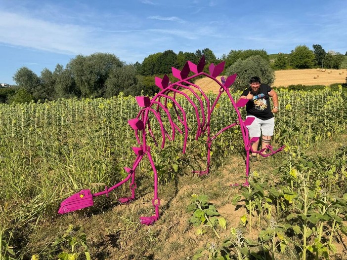 Andrea Bertone con il dinosauro Andrea Bertone con il dinosauro