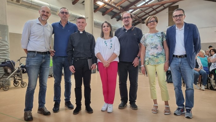 Don Luigi Maria Epicoco con la comunità di Madonna del Pilone Don Luigi Maria Epicoco con la comunità di Madonna del Pilone