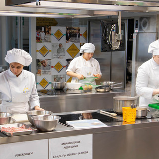 "Il territorio in tavola", dodici squadre di scuole alberghiere si sfidano ad Alba con Pera Madernassa, Robiola e Nocciola Piemonte [FOTO]