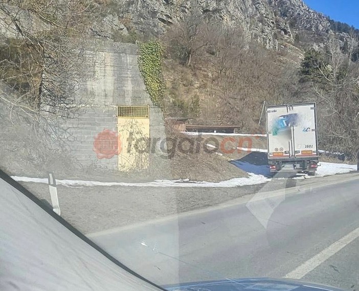 Mezzo pesante si pianta in un cumulo di neve sulla Statale 21 a Vinadio