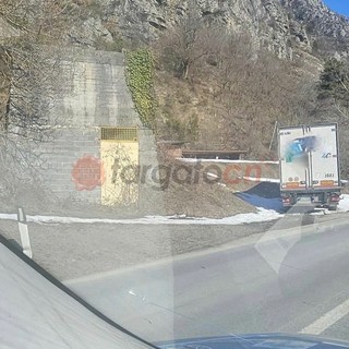 Mezzo pesante si pianta in un cumulo di neve sulla Statale 21 a Vinadio