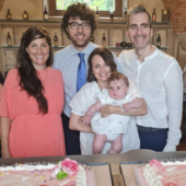 La piccola nel giorno del suo battesimo assieme ai genitori, padrino e madrina La piccola nel giorno del suo battesimo assieme ai genitori, padrino e madrina