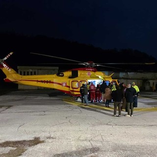 Chiusa di Pesio, test positivo per l'atterraggio notturno dell'elisoccorso [VIDEO]