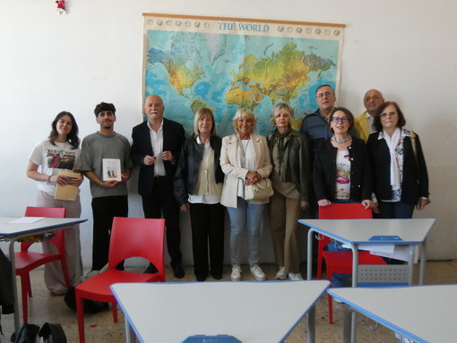 Gli studenti dell’Istituto Magistrale Statale di Alba, diplomati nel 1976, sono tornati tra i banchi mezzo secolo dopo Gli studenti dell’Istituto Magistrale Statale di Alba, diplomati nel 1976, sono tornati tra i banchi mezzo secolo dopo