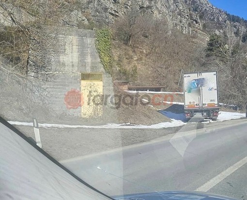 Mezzo pesante si pianta in un cumulo di neve sulla Statale 21 a Vinadio Mezzo pesante si pianta in un cumulo di neve sulla Statale 21 a Vinadio