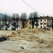 Il ponte Odasso sommerso dal Tanaro nel '94 - Foto Sergio Rubaldo Fotoflash Il ponte Odasso sommerso dal Tanaro nel '94 - Foto Sergio Rubaldo Fotoflash