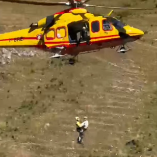 Roaschia, cade e si infortuna un braccio: recuperato e portato a valle [VIDEO]