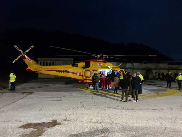 Chiusa di Pesio, test positivo per l'atterraggio notturno dell'elisoccorso [VIDEO]