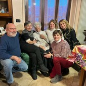 La maestra Ernestina circondata dai suoi ex alunni La maestra Ernestina circondata dai suoi ex alunni