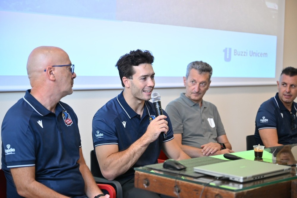 Ethan Champlin durante la conferenza stampa