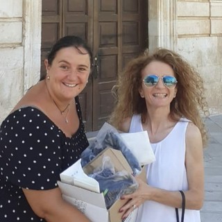 Enrica di Ielsi consegna le trecce a Rosa Giampetruzzi dell'associazione &quot;Un angelo per capello&quot;
