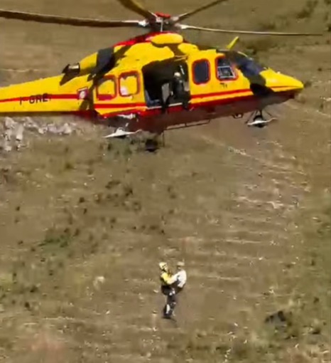 Roaschia, cade e si infortuna un braccio: recuperato e portato a valle [VIDEO]