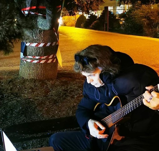 “La canzone del cedro”: Elia Paolo Acchiardi mette in musica la voce degli alberi di piazza Europa