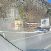 Mezzo pesante si pianta in un cumulo di neve sulla Statale 21 a Vinadio Mezzo pesante si pianta in un cumulo di neve sulla Statale 21 a Vinadio