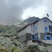 L'elicottero si alza in volo dal rifugio Morelli-Buzzi