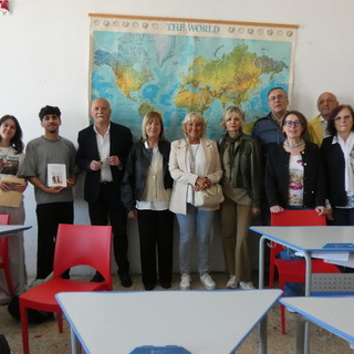 Gli studenti dell’Istituto Magistrale Statale di Alba, diplomati nel 1976, sono tornati tra i banchi mezzo secolo dopo Gli studenti dell’Istituto Magistrale Statale di Alba, diplomati nel 1976, sono tornati tra i banchi mezzo secolo dopo
