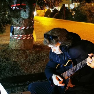 “La canzone del cedro”: Elia Paolo Acchiardi mette in musica la voce degli alberi di piazza Europa “La canzone del cedro”: Elia Paolo Acchiardi mette in musica la voce degli alberi di piazza Europa