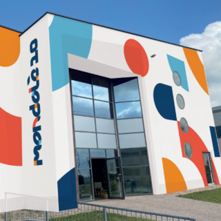 La facciata della sede di Mondolè