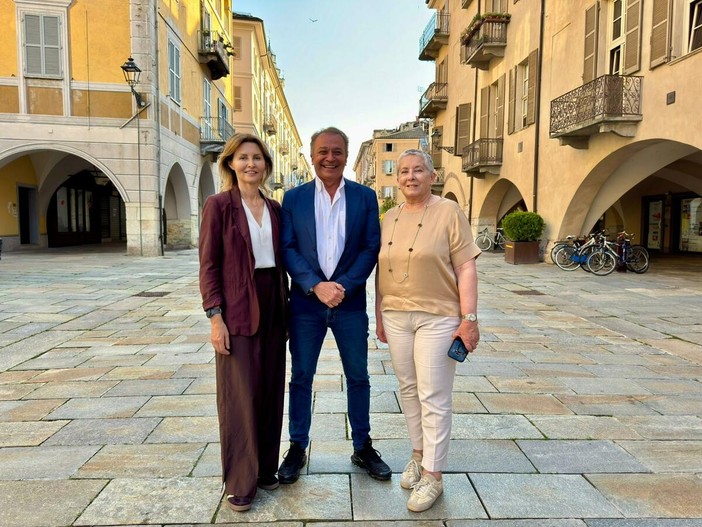 Da sinistra l'assessora comunale alle Manifestazioni Sara Tomatis, l'assessore regionale Paolo Bongioanni e la sindaca di Cuneo Patrizia Manassero Da sinistra l'assessora comunale alle Manifestazioni Sara Tomatis, l'assessore regionale Paolo Bongioanni e la sindaca di Cuneo Patrizia Manassero
