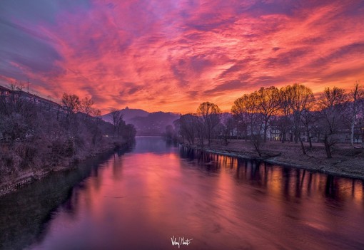 È un buongiorno "di fuoco" sul fiume Po È un buongiorno "di fuoco" sul fiume Po