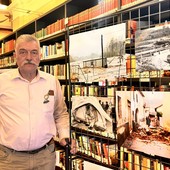 Il sindaco Francesco Rocca con le foto esposte in biblioteca Il sindaco Francesco Rocca con le foto esposte in biblioteca