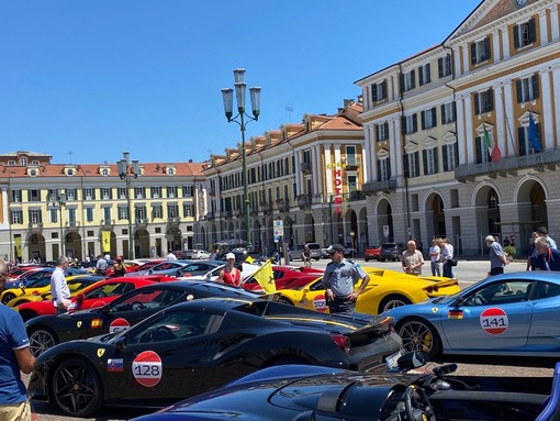 A Cuneo fa tappa la Ferrari Cavalcade 2022: 145 bolidi in piazza Galimberti [FOTO e VIDEO]