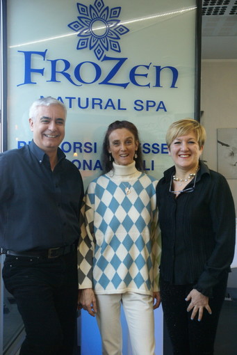 Saluzzo, Frozen Ntaural spa. Al centro Maria Grazia Turco della palestra Kinesis con Dario Nicosia e Donatella Silva
