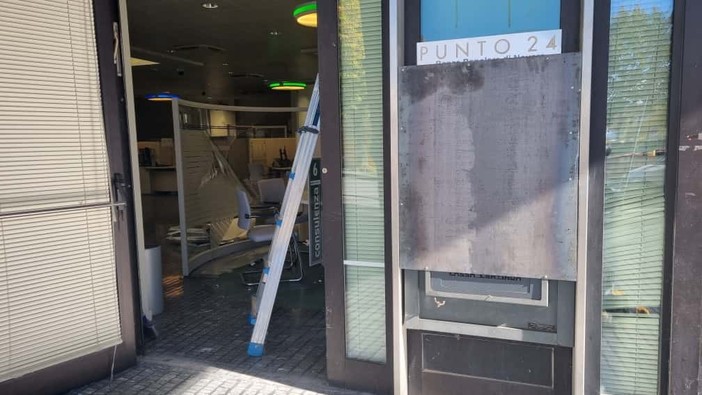 Bra, fanno esplodere uno sportello bancomat e scappano Bra, fanno esplodere uno sportello bancomat e scappano