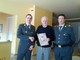 Nella foto del 2013 gli auguri a Rizzola, per i suoi 85 anni, da parte del Comandante Provinciale della Guardia di Finanza di Cuneo, Col. Francesco de Angelis