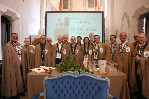 A Bergolo la "Dieta della Confraternita della Nocciola Tonda Gentile di Langa" A Bergolo la "Dieta della Confraternita della Nocciola Tonda Gentile di Langa"