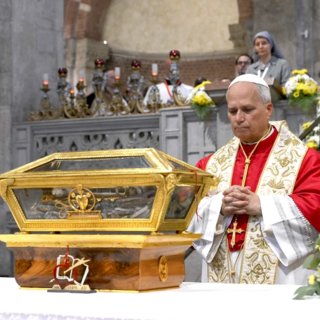 Leone XIV davanti alle reliquie del Santo di Ippona, a Pavia (Foto Vatican Media)