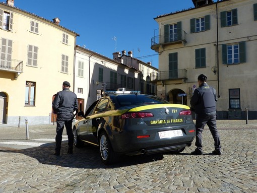 La GdF di Fossano arresta il direttore dei lavori della piscina comunale di Ivrea mentre riceve 8mila euro