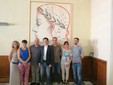 Foto di gruppo con Franco Giletta e il quadro donato alla Fondazione Bertoni