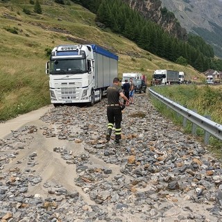 La sede stradale della SS21 è stata invasa da pietre e detriti bloccando il traffico: al momento resta chiusa