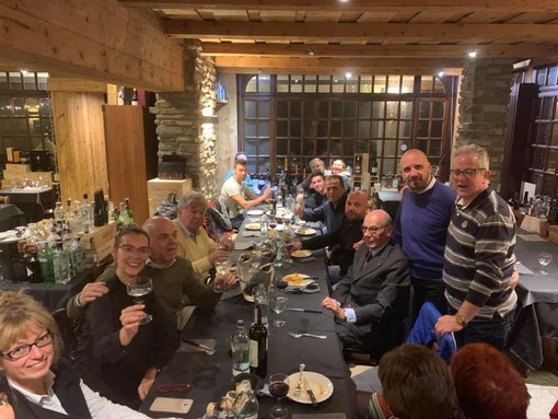 Massimo Riberi festeggia con la squadra di ViviAmo  Limone