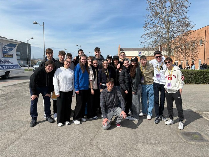 GLi studenti della 5° C delllo scientifico Bodoni alla   Scuola di Formazione per Studenti