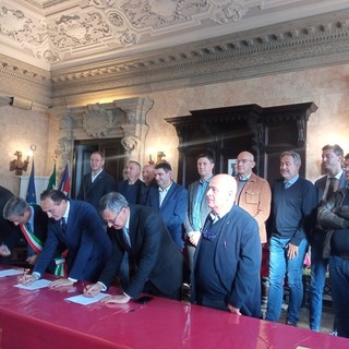 La firma del protocollo d’intesa per il nuovo ospedale di pianura nel novembre 2022
