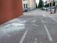 Davanti al liceo De Amicis in corso Brunet, tra farina a terra e bottiglie vuote