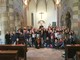 Saluzzo, foto di gruppo con il vescovo Cristiano Bodo con il coro e il gruppo strumentale della scuola