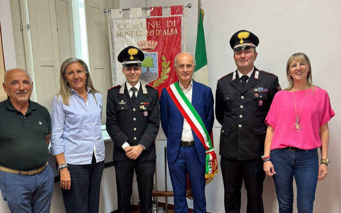 Monticello d'Alba, visita in Comune del capitano dei Carabinieri Alessandro Dragonetti
